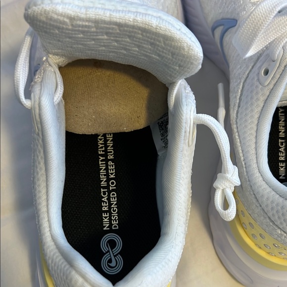 Nike White and Light Yellow Running Shoes - Picture 4 of 8